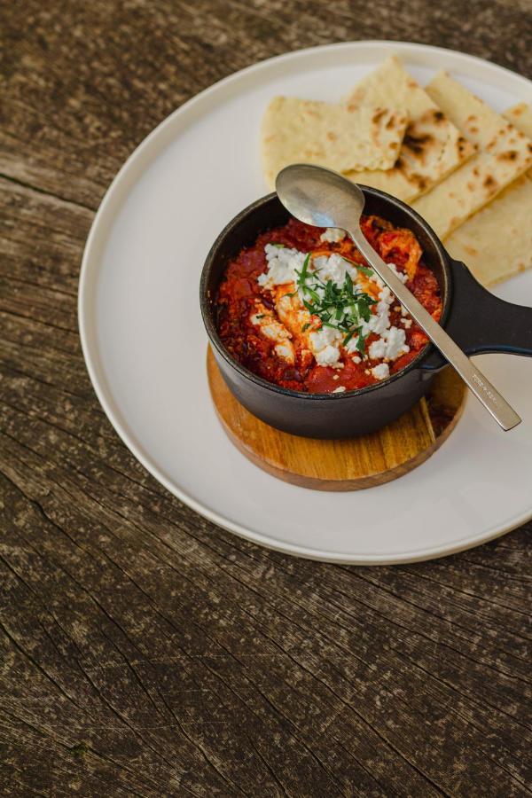 Kai 36 - Hotel Zwischen Fels Und Fluss Graz Kültér fotó Baked eggs with tomato and feta cheese