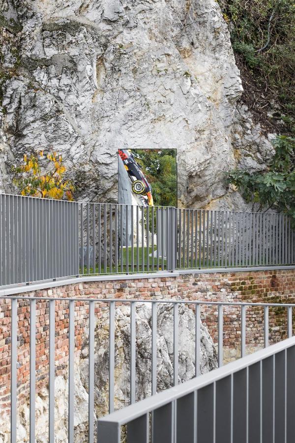 Kai 36 - Hotel Zwischen Fels Und Fluss Graz Kültér fotó The memorial at the crash site
