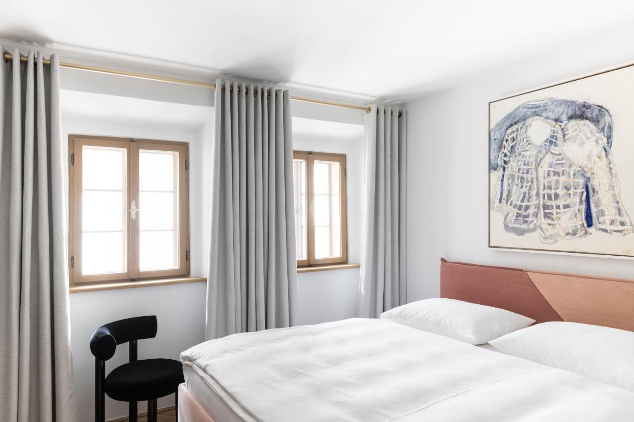 Kai 36 - Hotel Zwischen Fels Und Fluss Graz Kültér fotó A bedroom with curtains