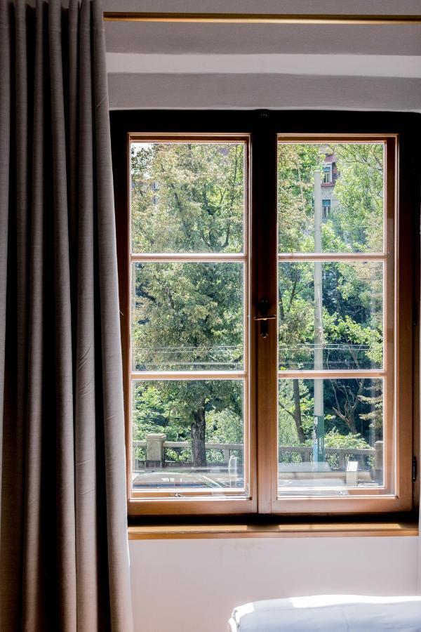 Kai 36 - Hotel Zwischen Fels Und Fluss Graz Kültér fotó A window with curtains