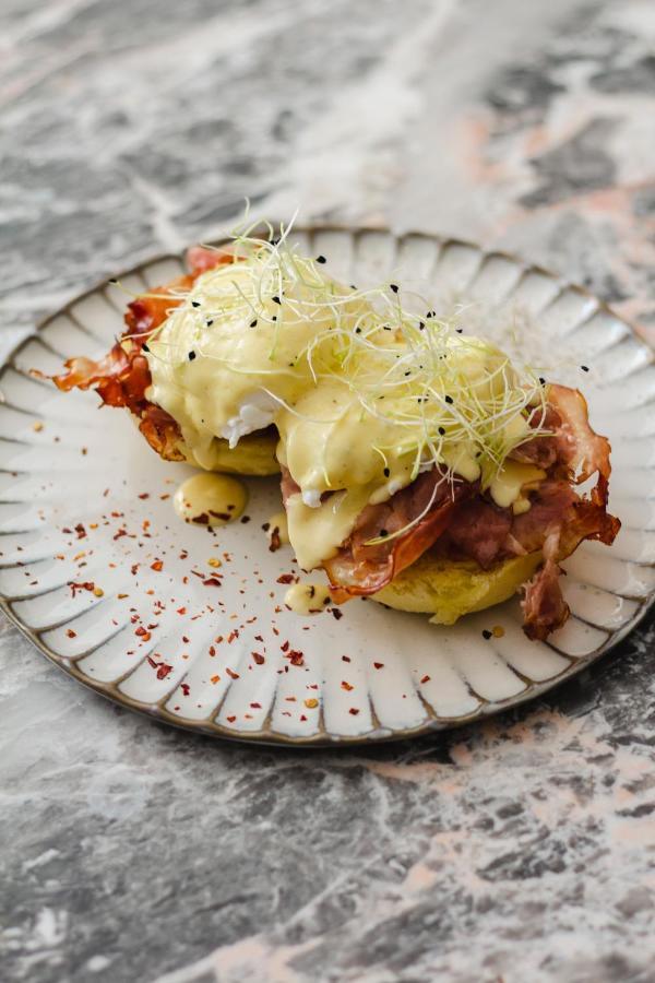 Kai 36 - Hotel Zwischen Fels Und Fluss Graz Kültér fotó A potato and bacon roll