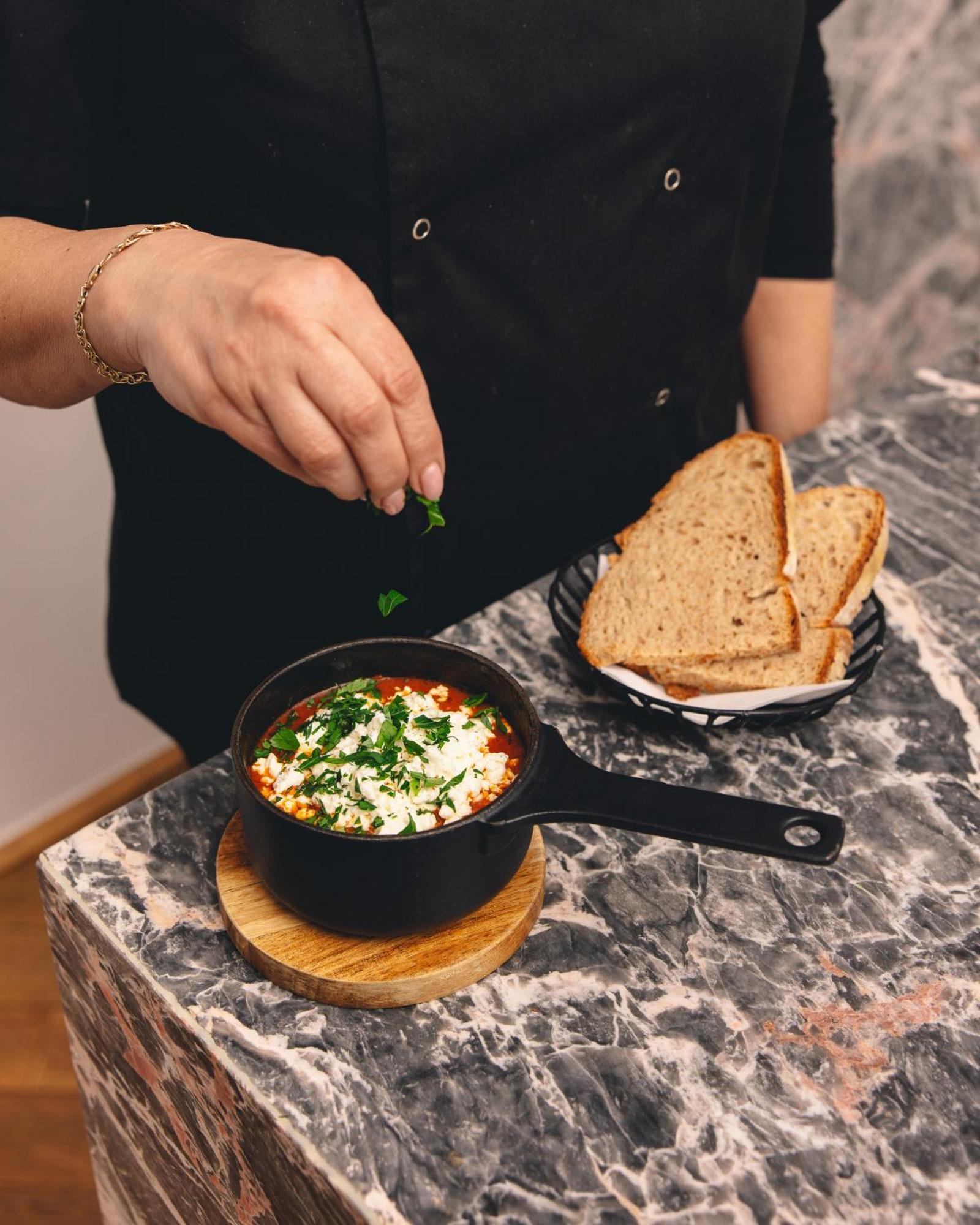 Kai 36 - Hotel Zwischen Fels Und Fluss Graz Kültér fotó Preparation of a traditional Turkish dish