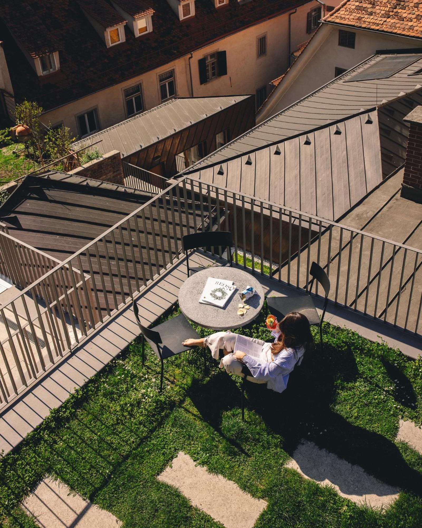 Kai 36 - Hotel Zwischen Fels Und Fluss Graz Kültér fotó A woman sitting on a balcony