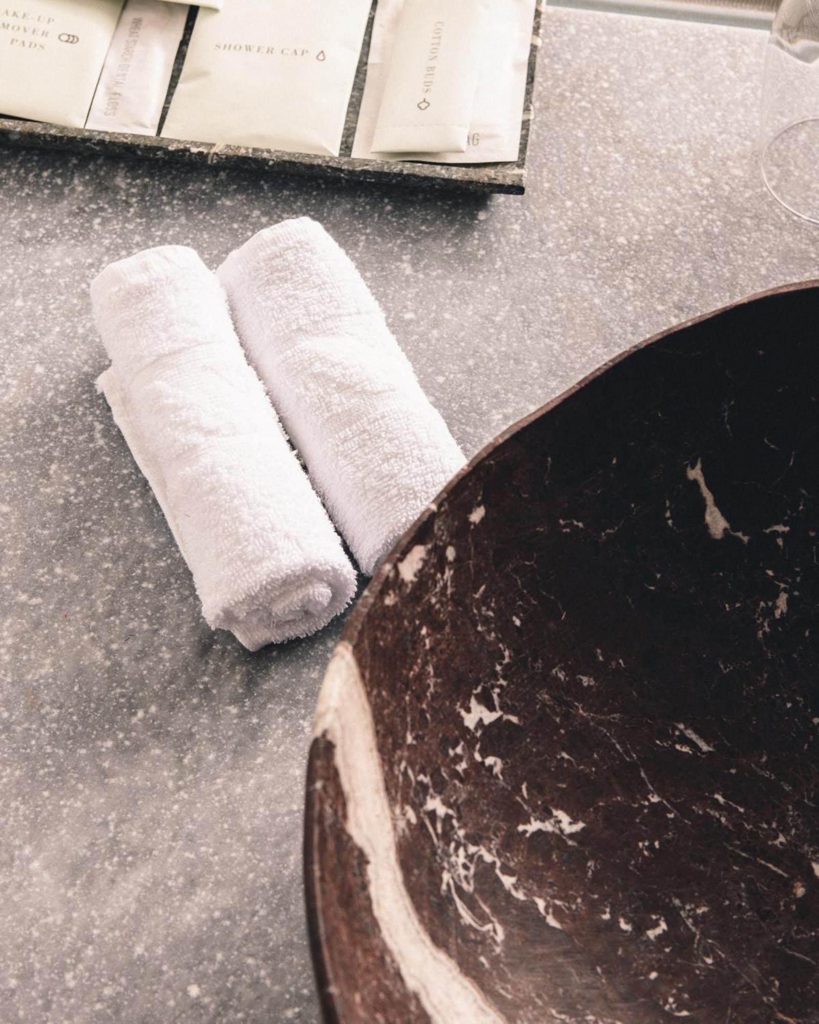 Kai 36 - Hotel Zwischen Fels Und Fluss Graz Kültér fotó A pair of rolled towels