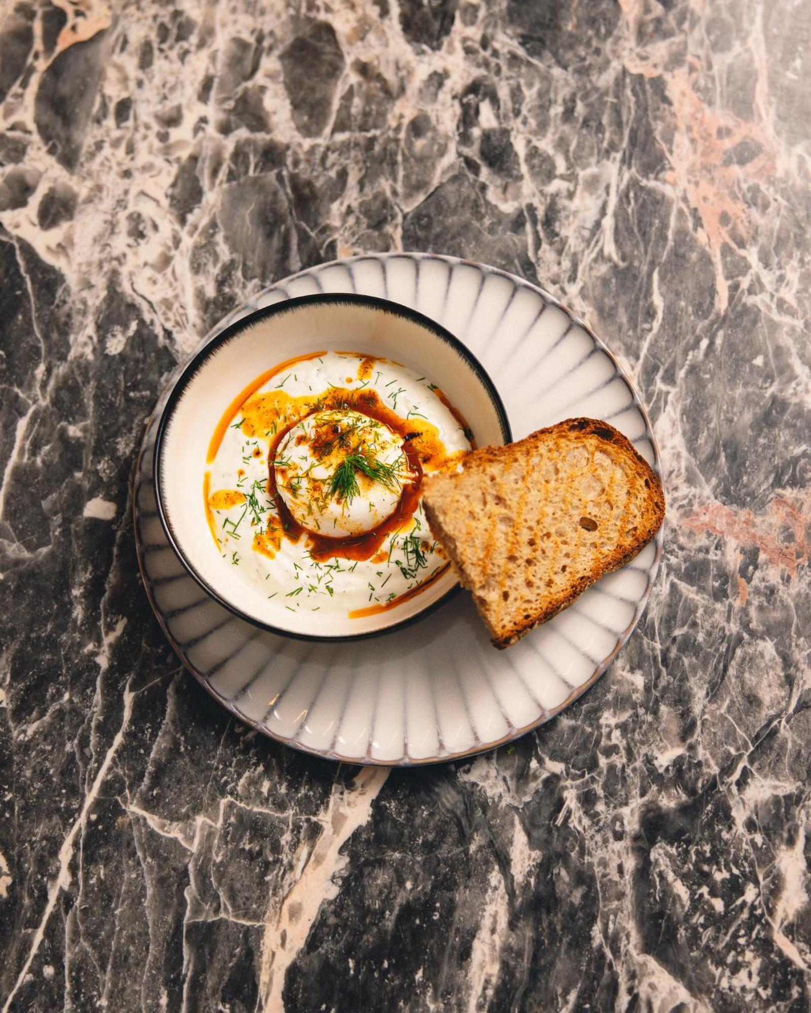 Kai 36 - Hotel Zwischen Fels Und Fluss Graz Kültér fotó A bowl of Labneh with olive oil and sumac